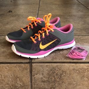 Women’s Nike flex trainer/running shoe